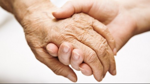 Fallecieron tomados de la mano: Pareja muere tres días antes de vacunarse contra el coronavirus