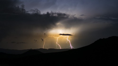Meteorología emite aviso de tormentas eléctricas en la cordillera de tres regiones del país