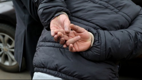 Sujeto muerde y amenaza con un sable a Carabineros para evitar detención en Iquique