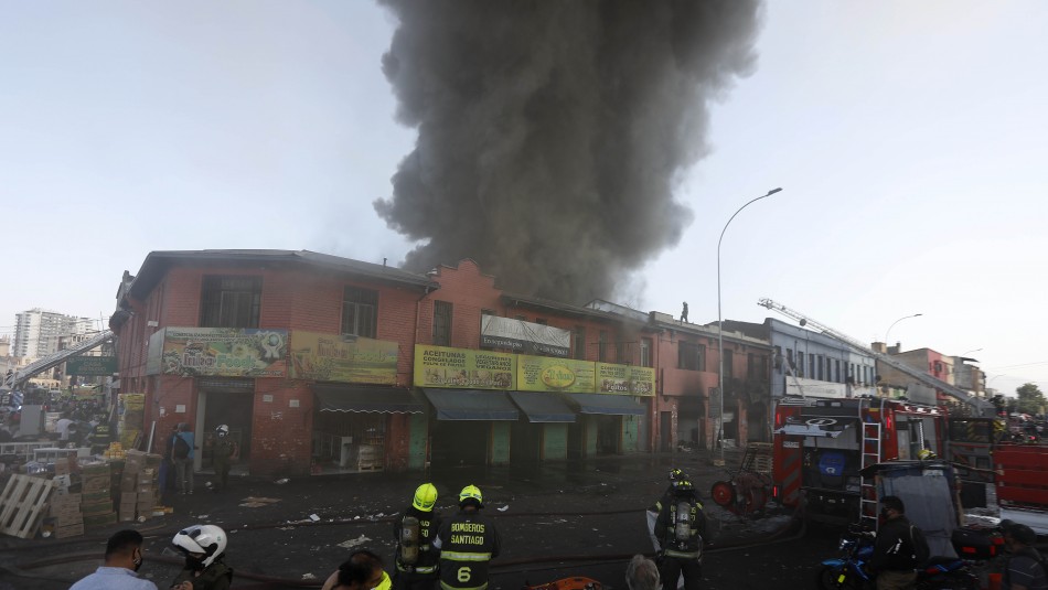 Incendio cerca de la Vega Central genera gran columna de humo en Santiago