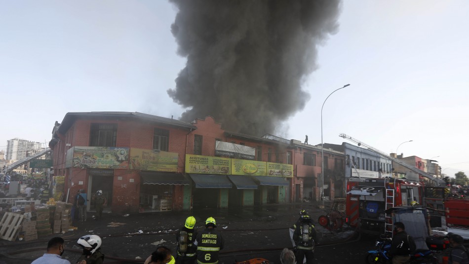Incendio Vega Central Incendio cerca de la Vega Central genera gran columna de humo en Santiago