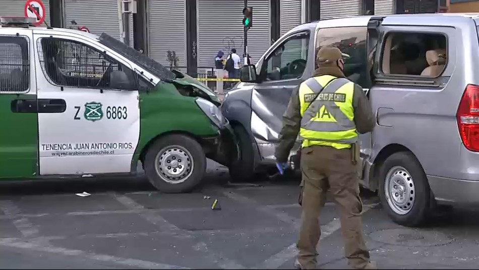 Patrulla de Carabineros choca a van y deja dos personas lesionadas Patrulla de Carabineros choca a van y deja dos personas lesionadas