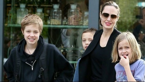 Angelina Jolie reaparece con jeans ajustados y abrigo negro de compras junto a su hijo Knox