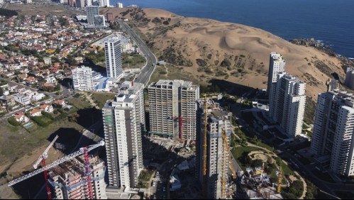 Presentan querella contra director de obras de Concón por construcción de edificios en las dunas