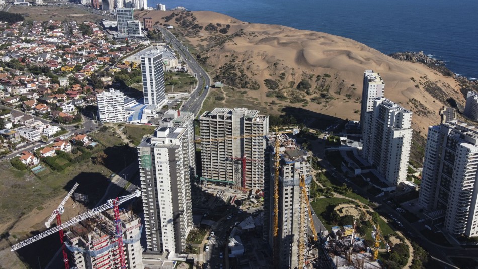 Presentan querella contra director de obras de Concón por construcción de edificios en las dunas Presentan querella contra director de obras de Concón por construcción de edificios en las dunas