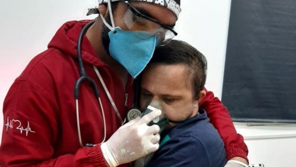 Enfermero abraza a paciente con Sindrome de Down y contagiado de coronavirus: Necesitaba oxígeno