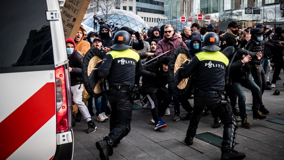 holanda protestas Nueva jornada de protestas en Holanda: 70 detenidos, saqueos y enfrentamientos con la policía
