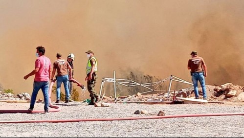 Onemi: Carabineros evacúa sector Huana Icherrinche por incendio forestal en Monte Patria