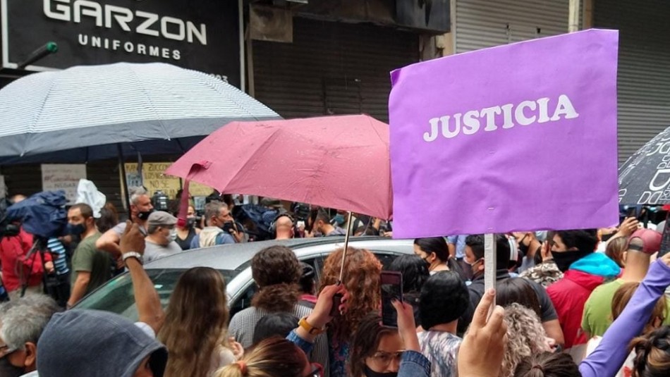 Masiva protesta para pedir justicia por empleada que violó su jefe en el primer día de trabajo Masiva protesta para pedir justicia por empleada que violó su jefe en el primer día de trabajo