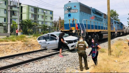 Tren de carga arrastra 300 metros a auto en Estación Central: conductor queda atrapado