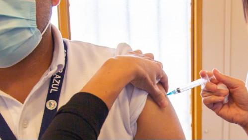 Especialista llama a vacunarse con confianza: 'La diferencia de laboratorio no es significativa'