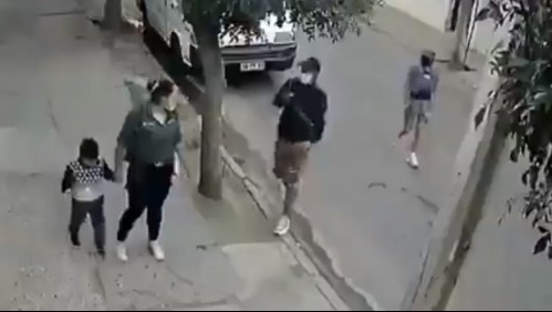 Video deja al descubierto asalto sin armas y a plena luz del día a madre e hijo en Lo Prado