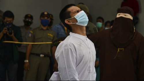 Pareja homosexual recibe 77 latigazos por tener relaciones y romper la ley islámica en Indonesia