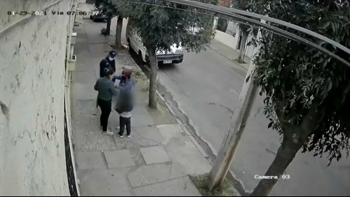 Cámaras captan asalto a una madre y su hijo a plena luz del día en Lo Prado