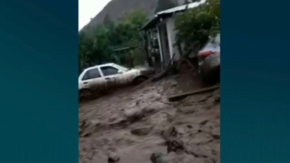 Vecina capta en vivo momento en que se produjo aluvión en la comuna de Malloa