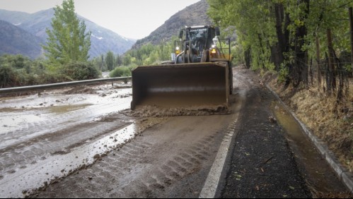 Vialidad logra despejar camino al Cajón del Maipo afectado por fuerte aluvión