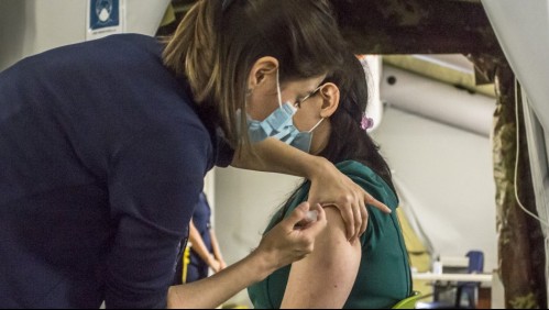 Experto hace llamado a vacunarse y apunta a quienes las rechazan: 'No hay explicación razonable'