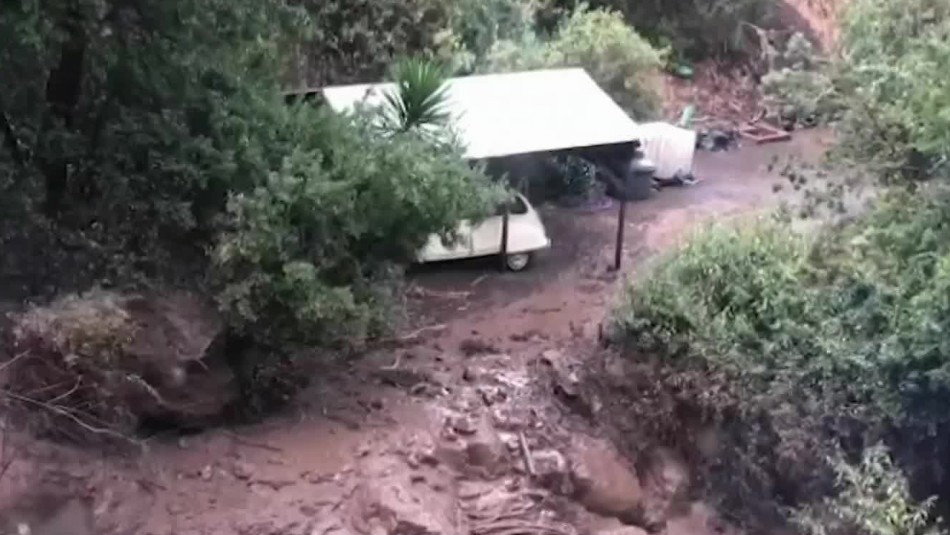 Bebé de dos semanas tuvo que ser evacuado por aluvión en Farellones Bebé de dos semanas tuvo que ser evacuado por aluvión en Farellones