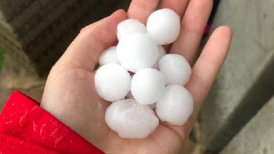Enormes granizos sorprenden a los habitantes de la ciudad de Talca Enormes granizos sorprenden a los habitantes de la ciudad de Talca