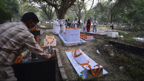 Mujer despierta en el cementerio en medio de su funeral: Casi la entierran viva por error