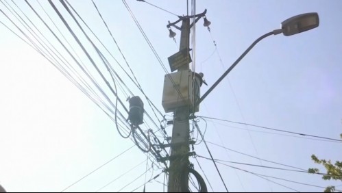 'El técnico debe venir de Arica': Vecinos anuncian demandas colectivas por largos cortes de luz