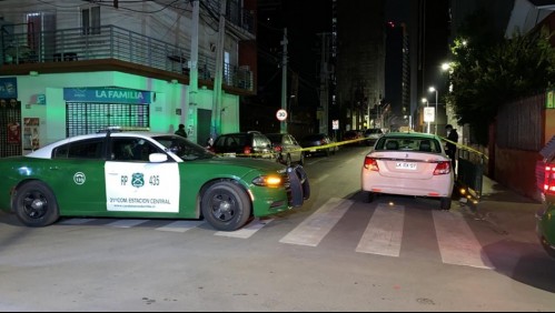 Vecinos desnudan y detienen a menor de edad que intentó robar un vehículo en Estación Central