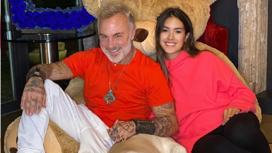Gianluca Vacchi sorprende y toma el lápiz labial de Sharon Fonseca para Gianluca Vacchi sorprende y toma el lápiz labial de Sharon Fonseca para