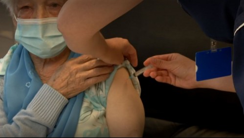 Comienza vacunación masiva contra Covid-19: Presidente acompañó a adulta mayor en Futrono