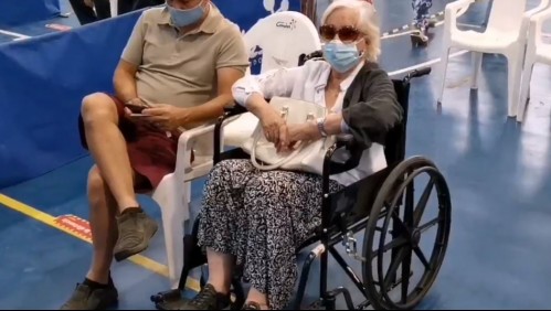 Delfina Guzmán llega a vacunarse contra el coronavirus a sus 92 años