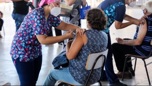 Vacunación en Chile: Más de 128 mil personas han recibido la primera dosis y el 66% son mujeres