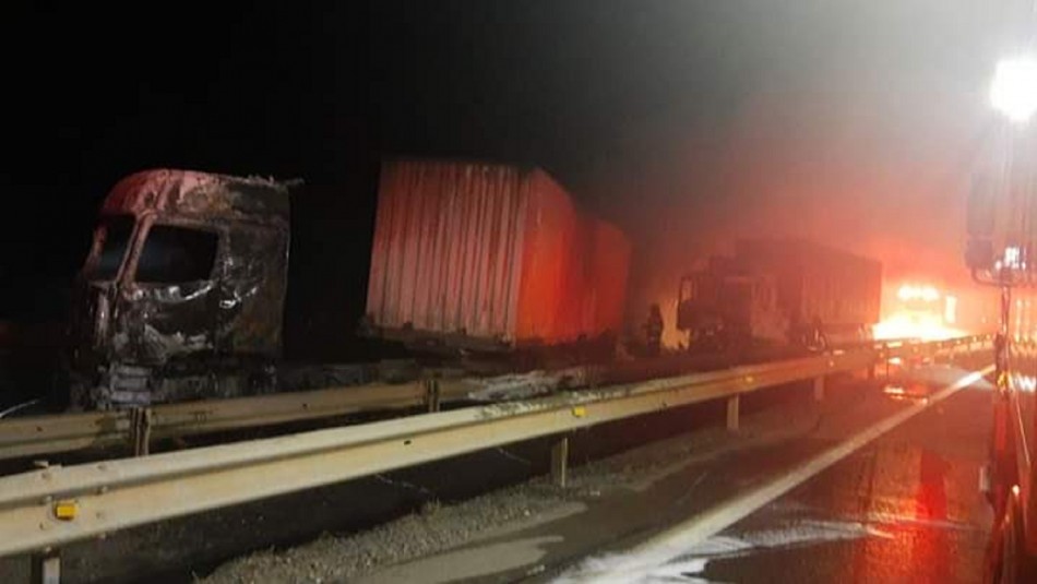Nuevo ataque incendiario en La Araucanía: Cuatro camiones resultaron quemados Nuevo ataque incendiario en La Araucanía: Cuatro camiones resultaron quemados
