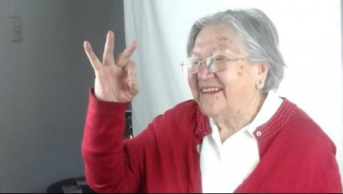 'Abuelita Naná' se vacunó contra el coronavirus: 'Debemos seguir cuidándonos mucho'