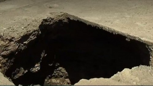 Drama de familia en Quinta Normal: Socavón en su patio trasero no para de crecer