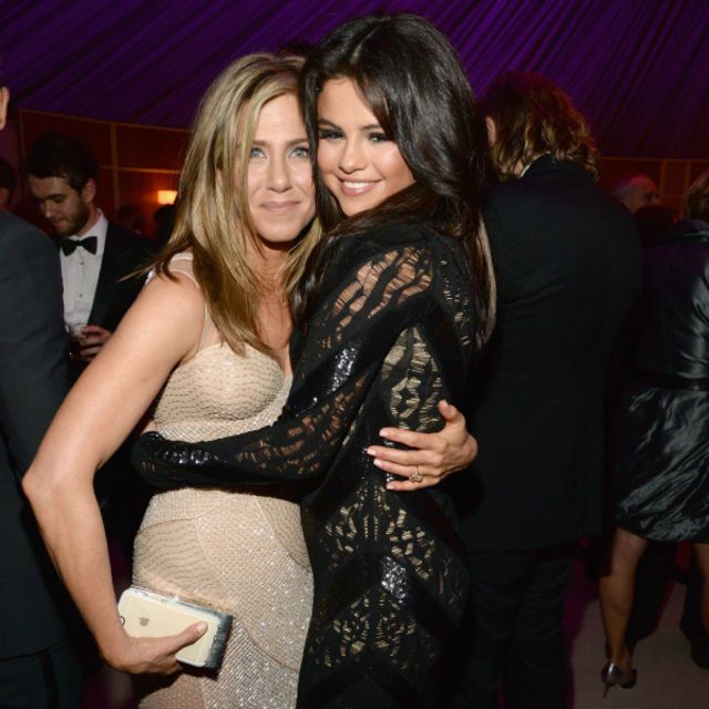 Selena Gomez revive su vestido plateado en una foto con Cara Delevigne