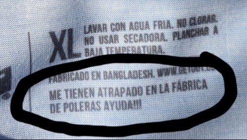 Marca de ropa desata polémica por frase en polera: 'Me tienen atrapado en la fábrica, ayuda'