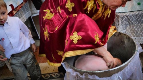 Bebé de seis semanas de edad murió tras ser sumergido en ceremonia de bautizo