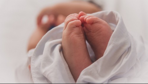 Padre es acusado de dejar grave a hijo de 3 meses: Lo habría agredido mientras lo hacía dormir