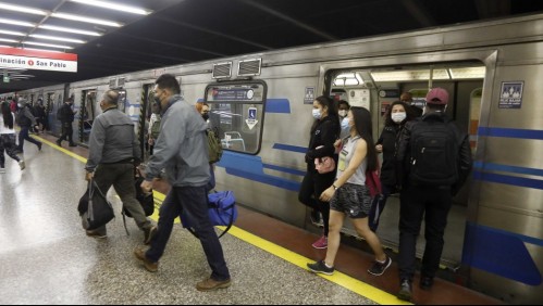 Metro de Santiago cerró una de sus estaciones debido a manifestaciones en el exterior