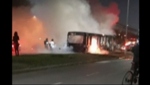 Queman bus del Transantiago en medio de manifestaciones en Puente Alto