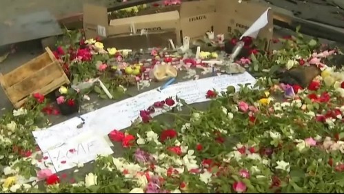 Flores y mensajes: Improvisan homenaje a joven malabarista en lugar exacto en que murió