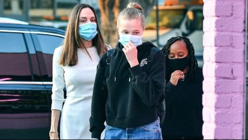 Shiloh, la hija de Angelina Jolie, sorprende con pantalones negros rasgados al salir de compras