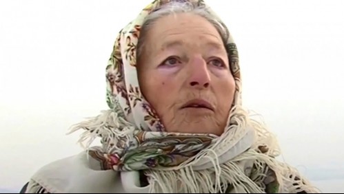 Una abuelita rusa de 79 años cautiva al mundo patinando sobre hielo en un lago