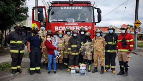 Noble gesto: Niño de 4 años rompe su alcancía y hace especial donación a bomberos