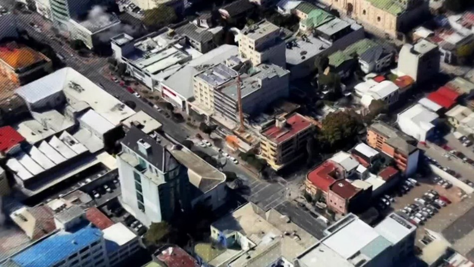 Por accidente de camión de basura se descubre misterioso túnel en plena calle de Concepción Por accidente de camión de basura se descubre misterioso túnel en plena calle de Concepción