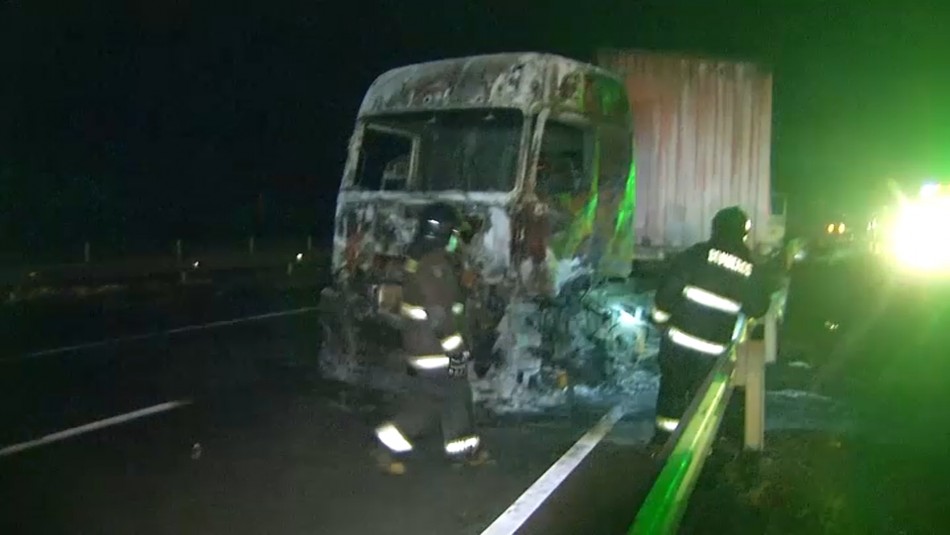 Camioneros exigen mayor seguridad tras 11 camiones quemados en la ruta Contulmo-Cañete Camioneros exigen mayor seguridad tras 11 camiones quemados en la ruta Contulmo-Cañete