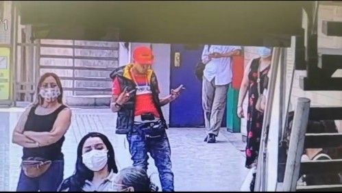 Hasta se sacaba fotos: detienen a sujeto que exhibía arma en el Metro