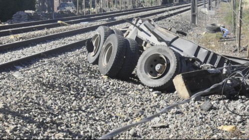 Conductor fue arrastrado en su auto por un tren y se salvó de milagro en Quillota
