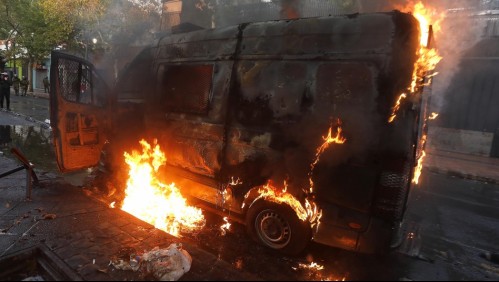 Uniformado herido: Manifestantes prenden fuego a vehículo de Carabineros en Barrio Bellavista