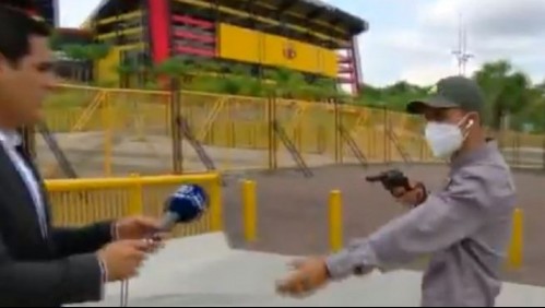 Periodista es intimidado con una pistola mientras realizaba un despacho en vivo para la TV