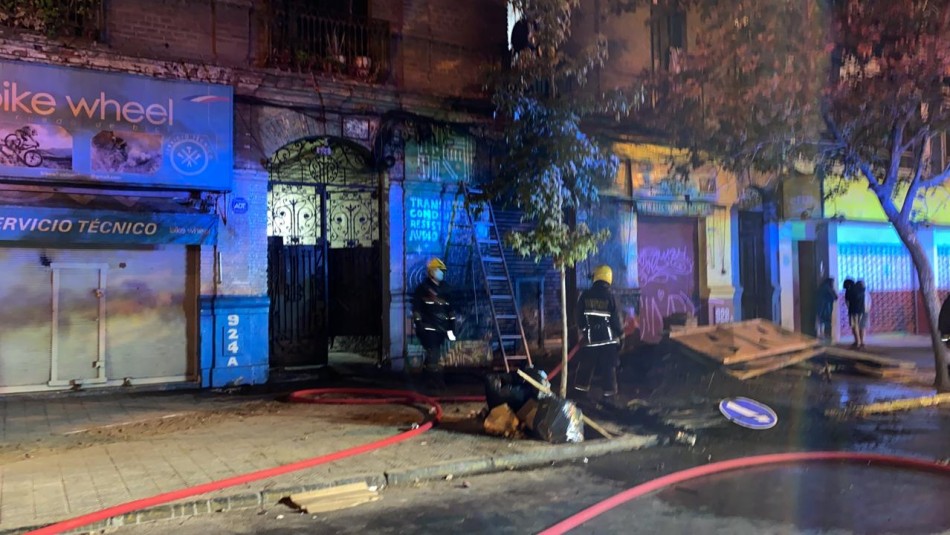 Incendio se produce en medio de fiesta clandestina en un cité del centro de Santiago Incendio se produce en medio de fiesta clandestina en un cité del centro de Santiago